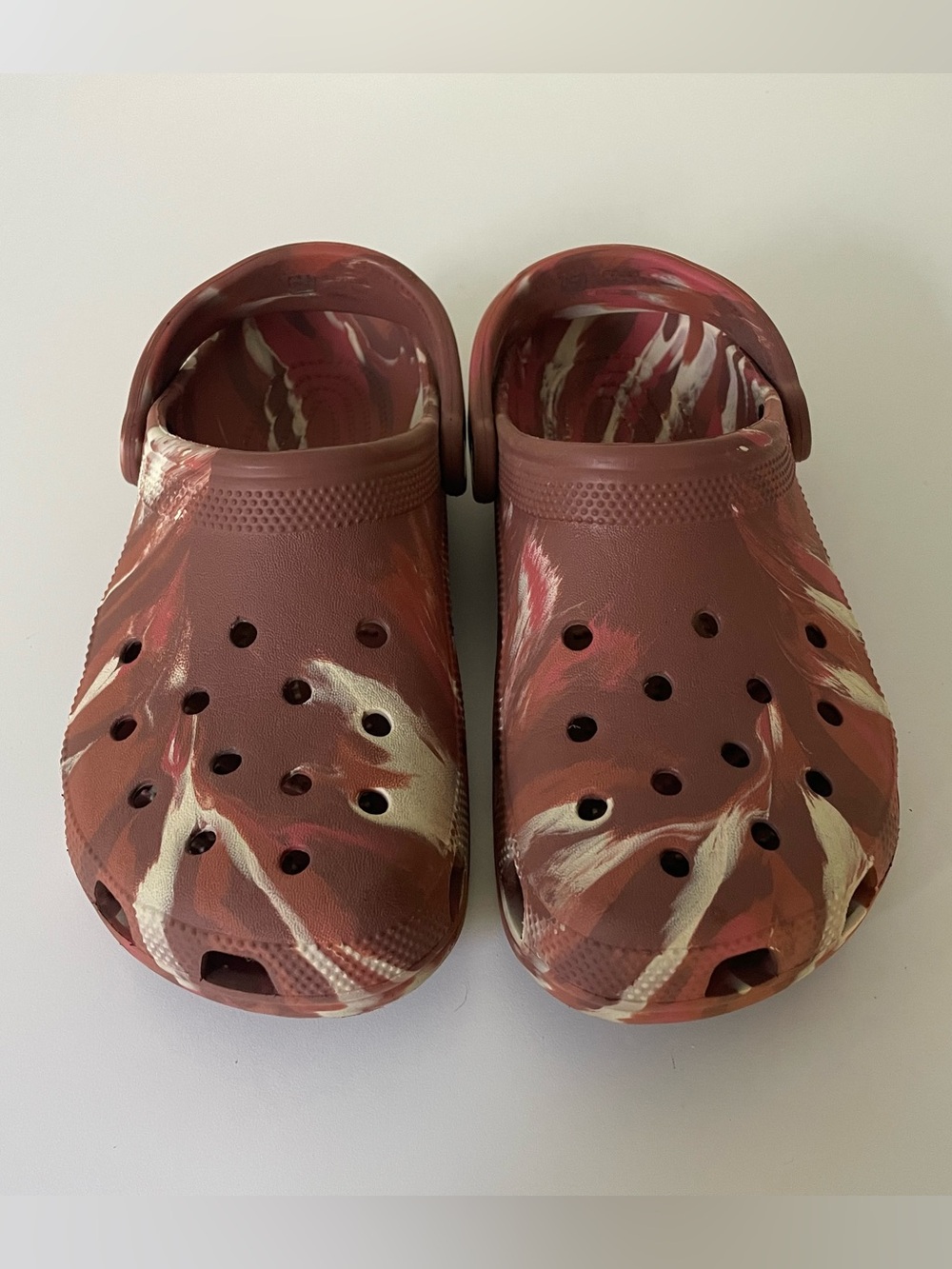 CROCS Unisex Marbled Red and Cream Clogs